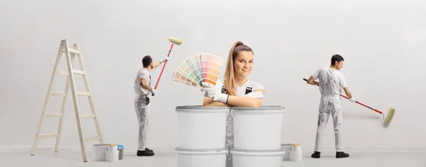 Feminino Pintor Casa Com Uma Paleta Decoradores Pintando Uma Parede — Fotografia de Stock