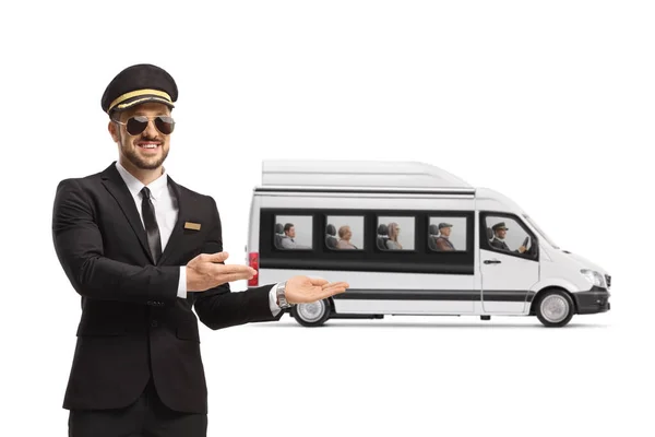 Chauffeur Sonriendo Mostrando Mini Autobús Con Pasajeros Aislados Sobre Fondo —  Fotos de Stock