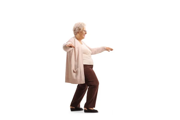 一个孤独的老妇人在白色背景下跳舞的全景照片 — 图库照片