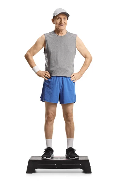 Portret Starszego Mężczyzny Odzieży Sportowej Stojącego Schodkowej Platformie Aerobowej Odizolowanego — Zdjęcie stockowe