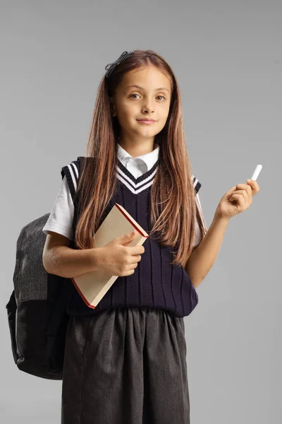 Meisje Een Schooluniform Met Een Boek Een Krijt Geïsoleerd Grijze — Stockfoto