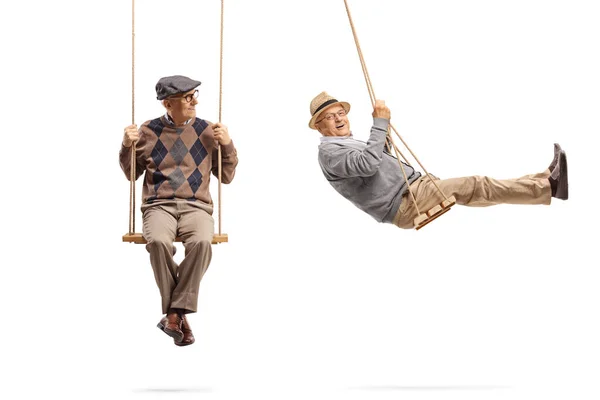 Starší Muž Sedí Dřevěné Houpačce Dívá Jiného Muže Houpající Izolovaně — Stock fotografie