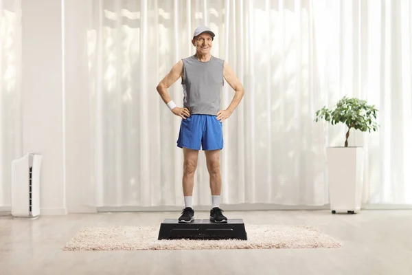 Spor Giyimli Yaşlı Bir Adamın Uzun Bir Portresi Evinde Bir — Stok fotoğraf