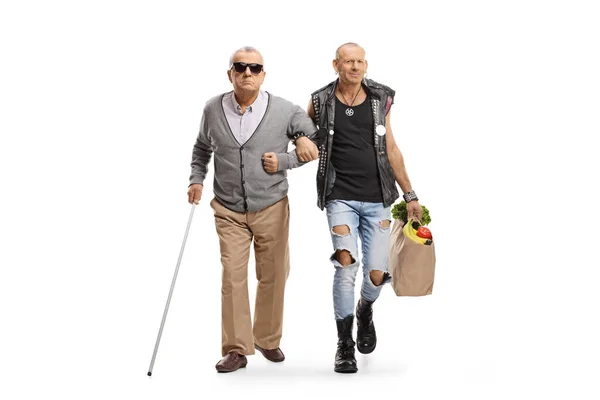 パンクヘルプ老人盲人と運ぶ食料品袋隔離上の白い背景 — ストック写真