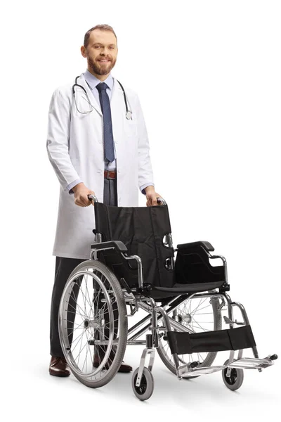 Mladý Muž Lékař Stojící Invalidním Vozíkem Izolované Bílém Pozadí — Stock fotografie