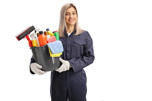 Joven Limpiadora Uniforme Sosteniendo Cubo Artículos Limpieza Sonriendo Aislada Sobre —  Fotos de Stock