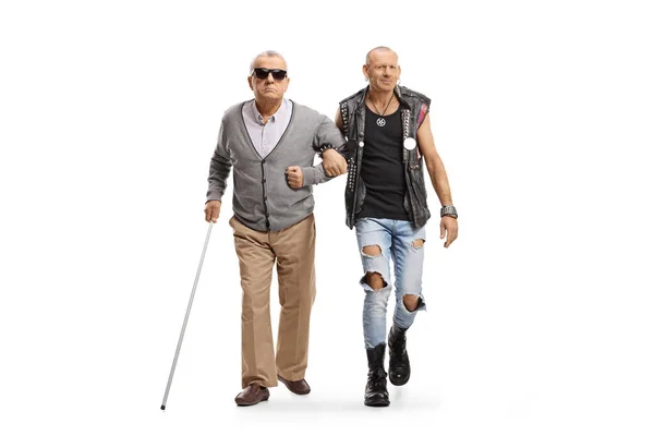 一个秃头的男人用一根白色背景的手杖帮助一个年老的盲人的全长肖像 — 图库照片