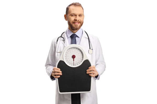 白い背景に隔離された体重計を持つ男性医師 — ストック写真