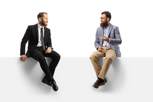 Deux Hommes Assis Sur Panneau Blanc Ayant Une Conversation Isolée — Photo