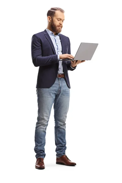 Hombre Joven Traje Jeans Pie Con Una Computadora Portátil Abierta —  Fotos de Stock