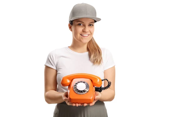 Młoda Kobieta Trzyma Pomarańczowy Telefon Obrotowy Uśmiecha Się Odizolowana Białym — Zdjęcie stockowe