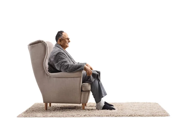 Profil Zdjęcia Dojrzałego Mężczyzny Szlafroku Siedzącego Fotelu Odizolowanym Białym Tle — Zdjęcie stockowe