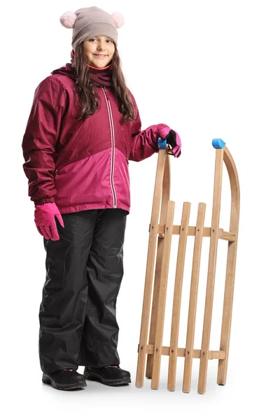 Pełna Długość Portret Dziewczyny Zimowych Ubraniach Stojących Opierających Się Sankach — Zdjęcie stockowe