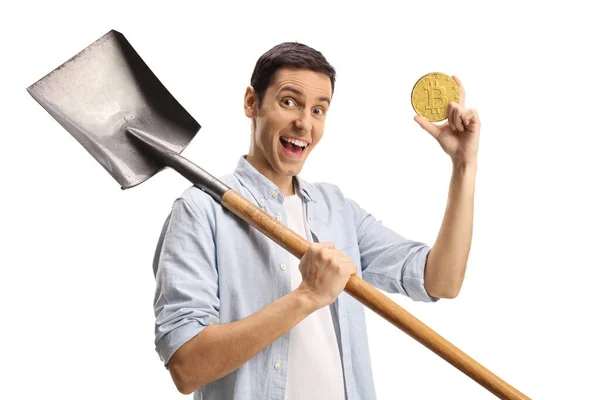 Casual Kerel Met Een Schop Een Bitcoin Geïsoleerd Witte Achtergrond — Stockfoto