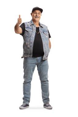 Beyaz arka planda başparmak gösteren modaya uygun olgun bir adamın tam boy portresi