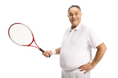 Bir eli beyaz arka planda, tenis raketi tutan mutlu, olgun bir adam.