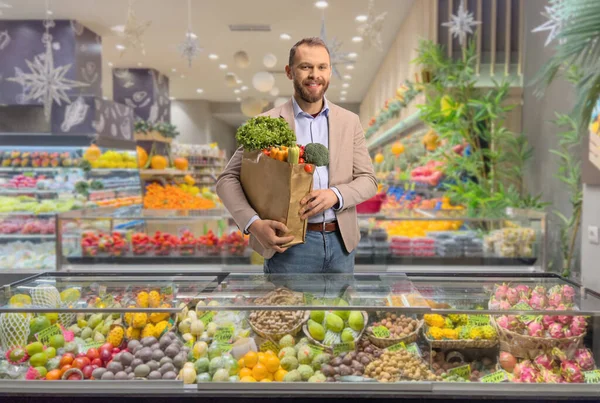 Mannelijke Klant Een Kruidenierswinkel Achter Een Toonbank Met Groenten Fruit — Stockfoto