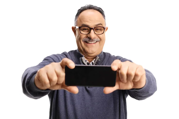 Χαμογελώντας Ώριμος Άνθρωπος Λήψη Selfie Ένα Smartphone Απομονώνονται Λευκό Φόντο — Φωτογραφία Αρχείου