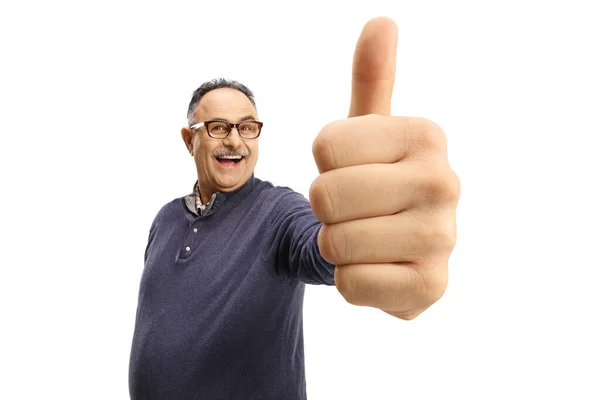 Щасливий Зрілий Випадковий Чоловік Показує Великі Пальці Вгору Перед Камерою — стокове фото