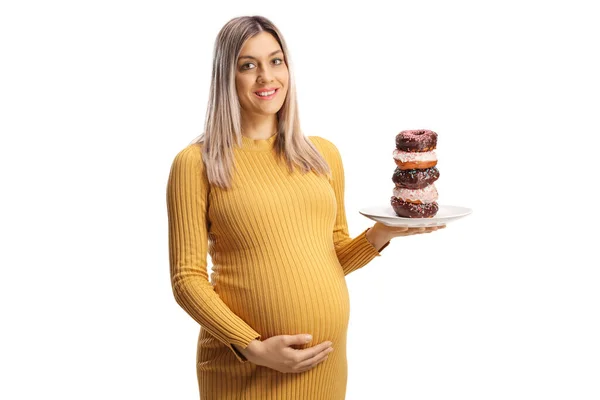 Zwangere Vrouw Met Een Bord Met Chocolade Donuts Glimlachen Geïsoleerd — Stockfoto