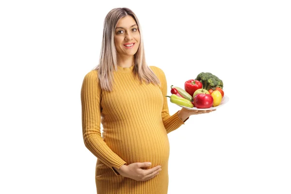 Schwangere Hält Einen Teller Mit Obst Und Gemüse Und Lächelt — Stockfoto