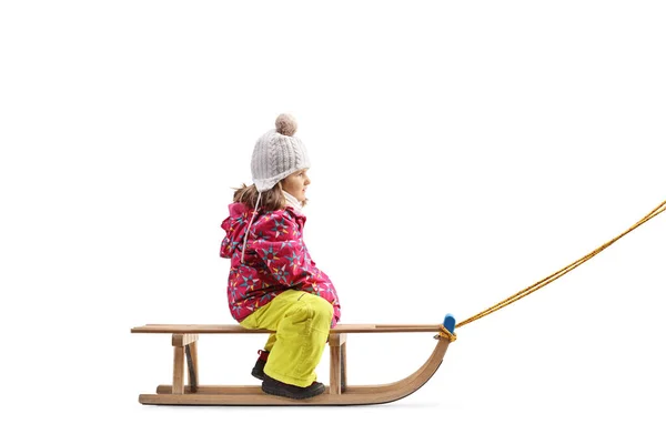 Полнометражный Снимок Маленькой Девочки Сидящей Санях Белом Фоне — стоковое фото