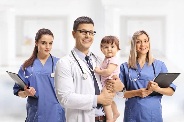 Team Von Kinderärzten Mit Baby Krankenhaus — Stockfoto