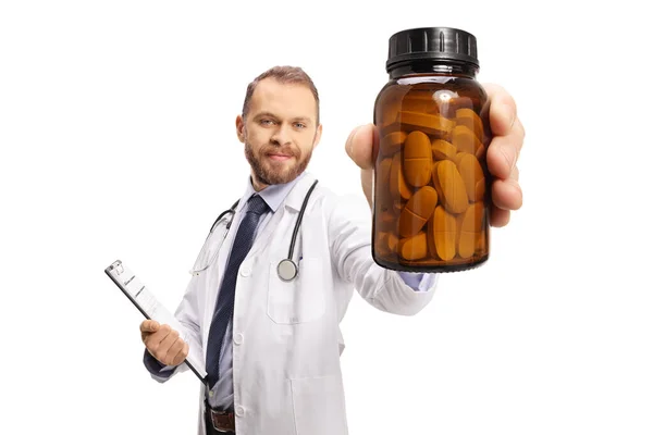 Ung Manlig Läkare Som Håller Urklipp Och Flaska Piller Isolerad — Stockfoto