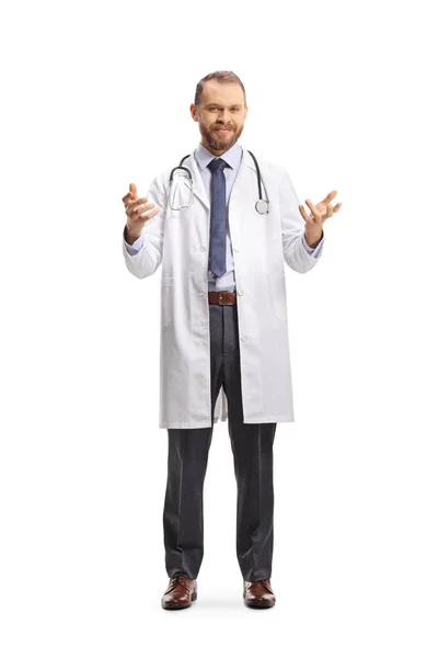 年轻的男医生带着微笑和手势 双手被白色背景隔离 — 图库照片