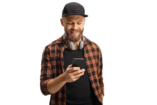 Guy Avec Casque Casquette Regardant Smartphone Isolé Sur Fond Blanc — Photo