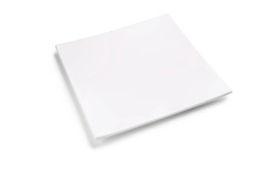 Beyaz arkaplanda izole edilmiş boş beyaz kare bir plakanın stüdyo görüntüsü