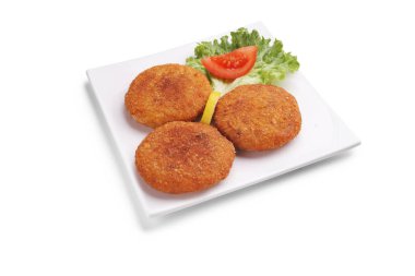 Beyaz arka planda izole edilmiş beyaz bir tabakta Arap yemeği.