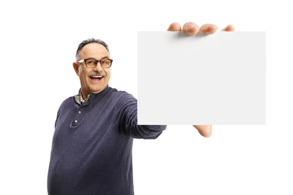 Šťastný Dospělý Muž Ukazuje Prázdnou Kartu Před Kamerou Izolované Bílém — Stock fotografie