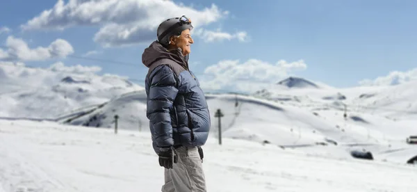 Dojrzały Mężczyzna Zimowej Kurtce Spodniach Spacerujących Zaśnieżonej Górze — Zdjęcie stockowe