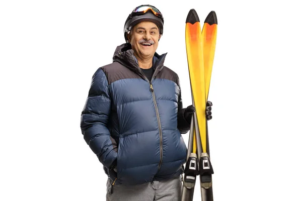 Reifer Mann Hält Ein Paar Skier Isoliert Auf Weißem Hintergrund — Stockfoto