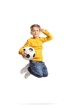 Top tutan ve beyaz arka planda izole bir şekilde zıplayan bir çocuğun tam boy çekimi.