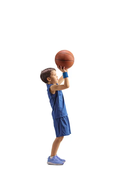 白い背景に孤立したバスケットボールを撮影青いジャージーで男の子のフル長プロファイルショット — ストック写真