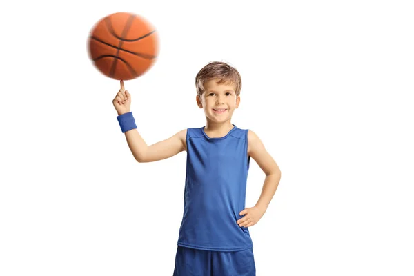 Niño Jersey Azul Girando Una Pelota Baloncesto Aislado Sobre Fondo — Foto de Stock