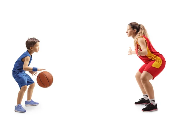 フル長さプロファイルショットの女性バスケットボールコーチと小さな男の子プレイバスケットボール孤立した上に白の背景 — ストック写真