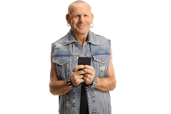 Kale Punk Man Een Spijkervest Met Behulp Van Een Smartphone — Stockfoto