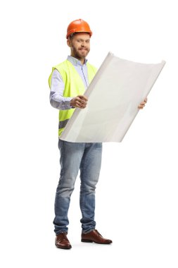 Bir erkek mühendisin elinde bir plan ve beyaz arka planda izole edilmiş bir gülümseme ile tam boy çekimi.