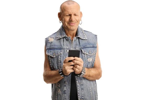 Kale Punk Een Denim Vest Met Behulp Van Een Smartphone — Stockfoto