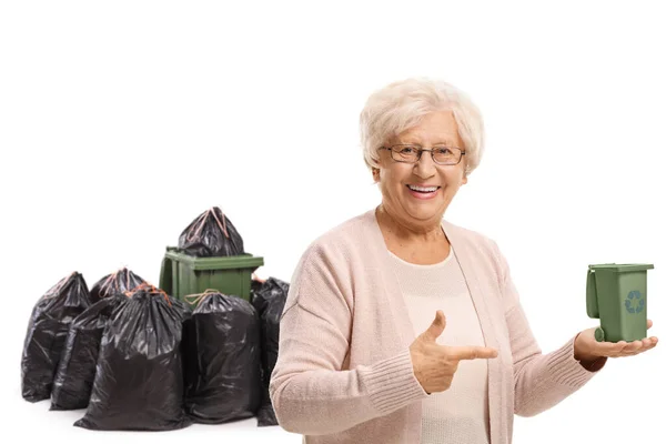 Mujer Mayor Sosteniendo Una Pequeña Papelera Reciclaje Mano Apuntando Aislada — Foto de Stock