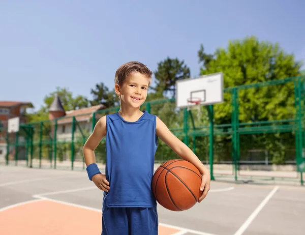 Menino Uma Camisa Azul Segurando Basquete Campo Basquete Livre — Fotografia de Stock