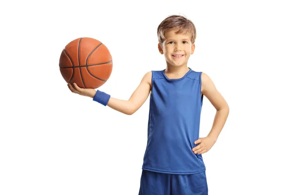 Sorrindo Menino Uma Camisa Azul Segurando Basquete Isolado Fundo Branco — Fotografia de Stock