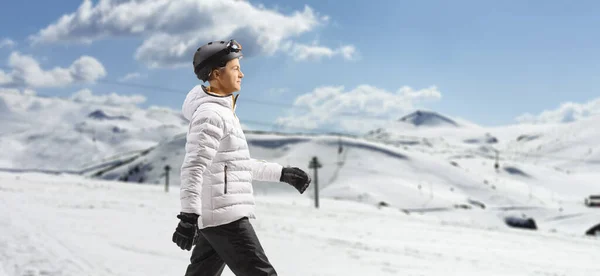 Jovem Roupas Inverno Andando Uma Montanha Com Neve — Fotografia de Stock
