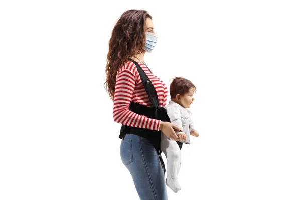 白い背景に隔離された保護医療マスクを身に着けているキャリアの赤ん坊を持つ母親 — ストック写真