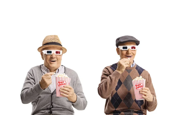 Dos Hombres Mayores Comiendo Palomitas Maíz Viendo Una Película Con — Foto de Stock