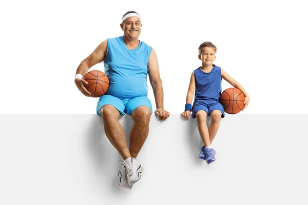 Hombre Maduro Jersey Sosteniendo Una Pelota Baloncesto Sentado Panel Blanco —  Fotos de Stock