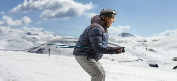 Φωτογραφία Προφίλ Ενός Ώριμου Άντρα Που Κάνει Σκι Στο Βουνό — Φωτογραφία Αρχείου